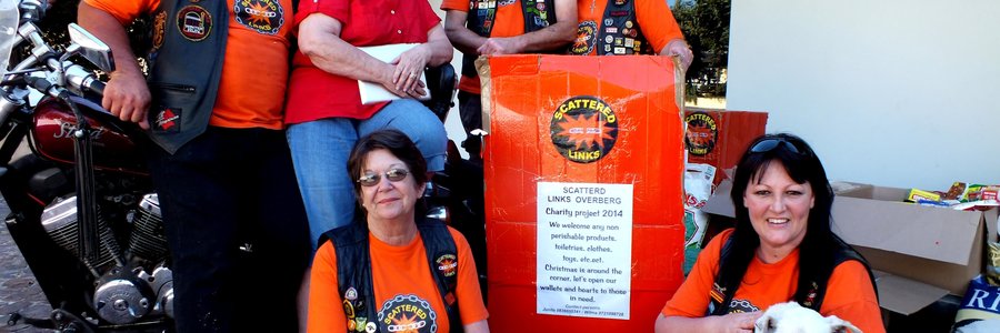  â€˜n Deel van Gansbaai se motorfietsklub, die Scattered Links, tydens die oorhandiging van vele hulpitems aan Solidariteit Helpende Hand se Gansbaai-tak met Maretha Geldenhuys agter in die middel